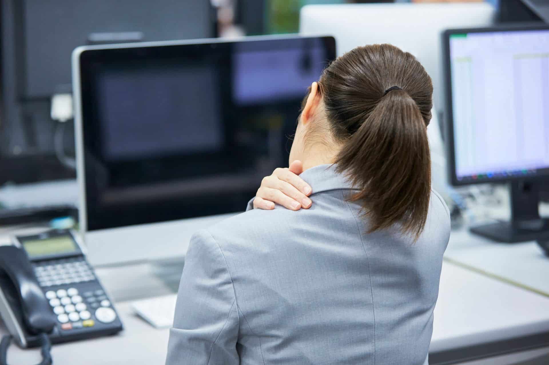 Άνθρωπος που κάνει ασκήσεις διατάσεων για τον αυχένα στο γραφείο